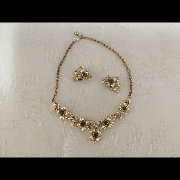 BEAUTIFUL VINTAGE GOLD EMERALD SET WITH CLIP EARRINGS - Picture 3 of 6